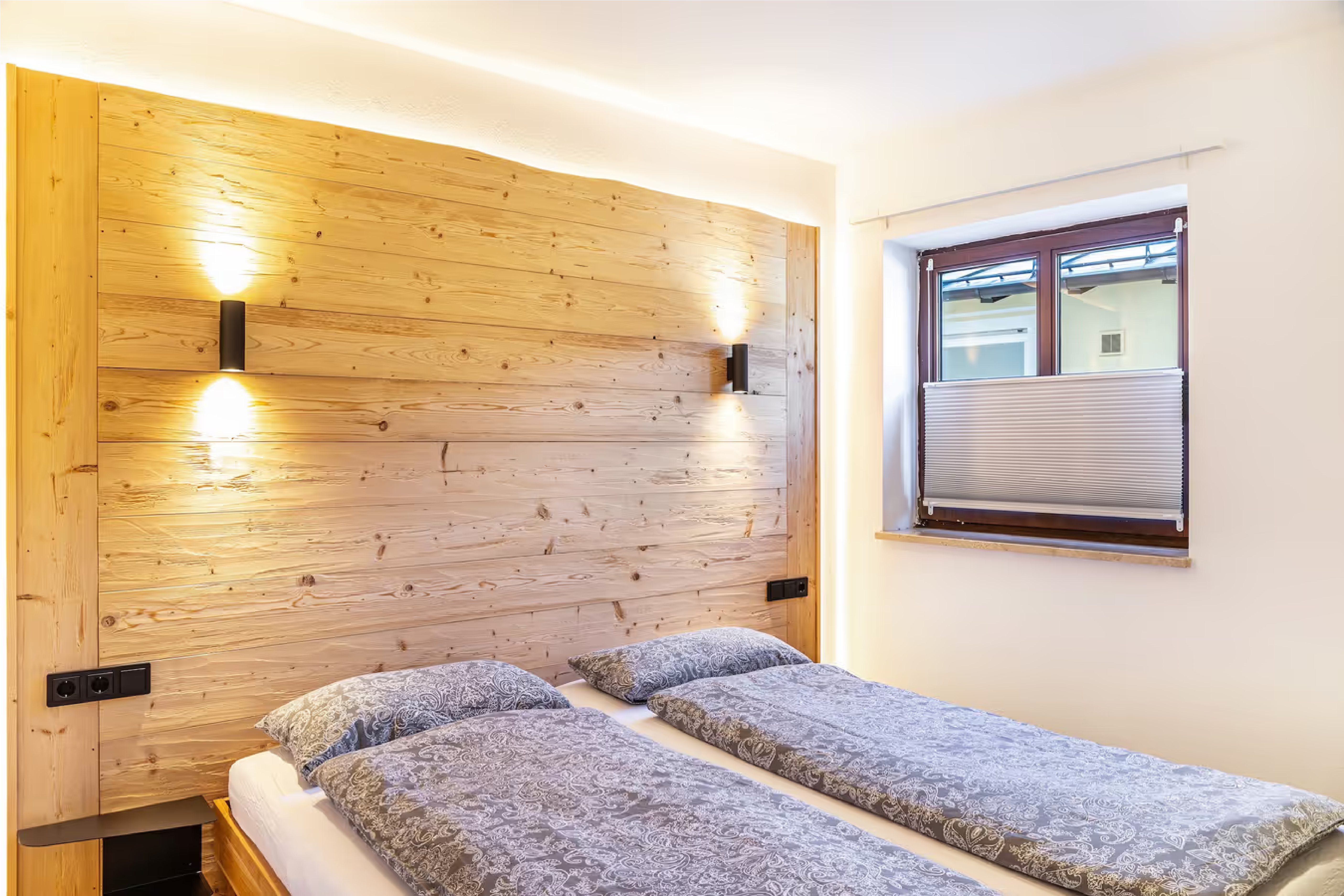 Schlafzimmer mit Doppelbett und Fenster in der Ammerstube