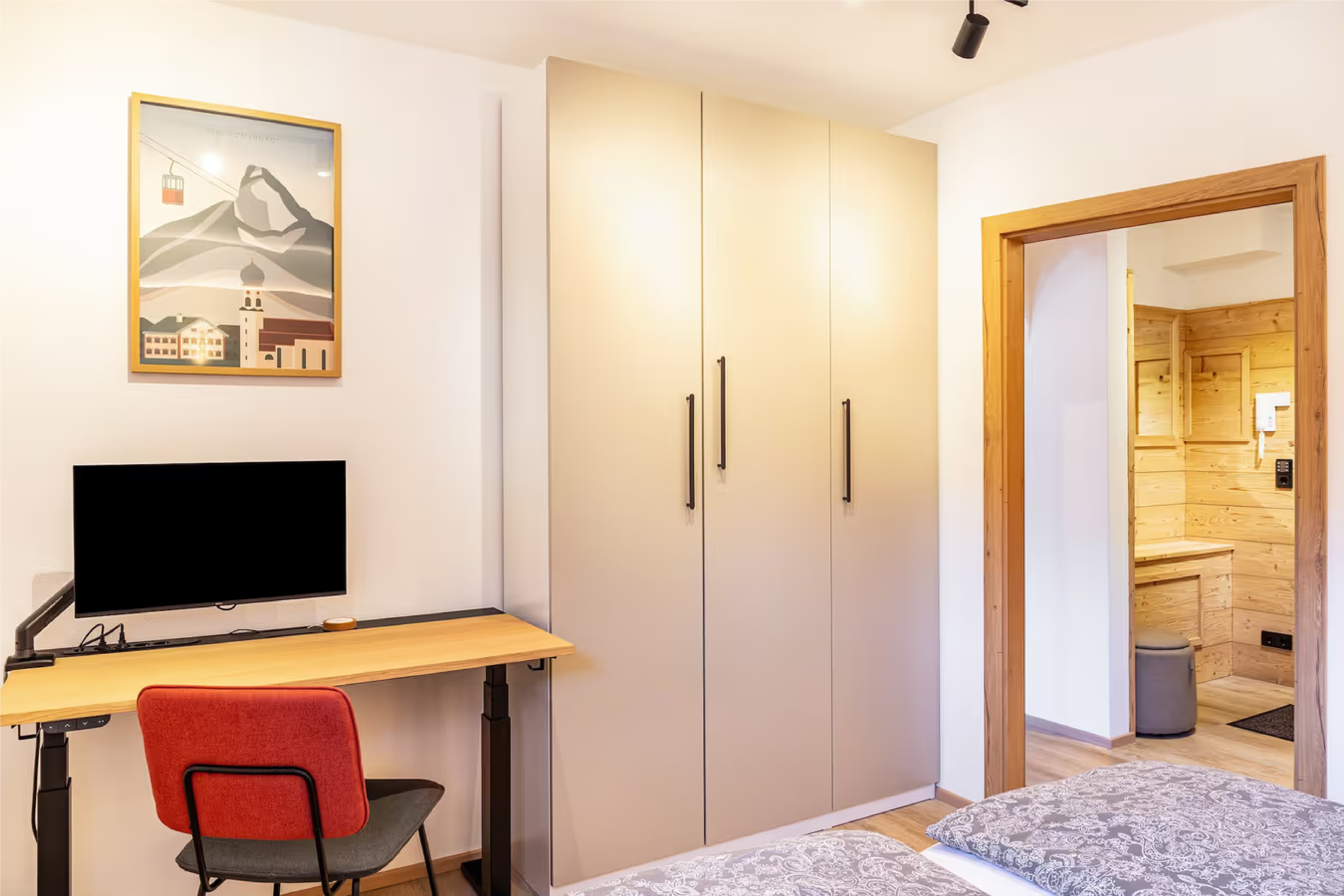Ankleide- und Arbeitsbereich im Schlafzimmer der Ammerstube
