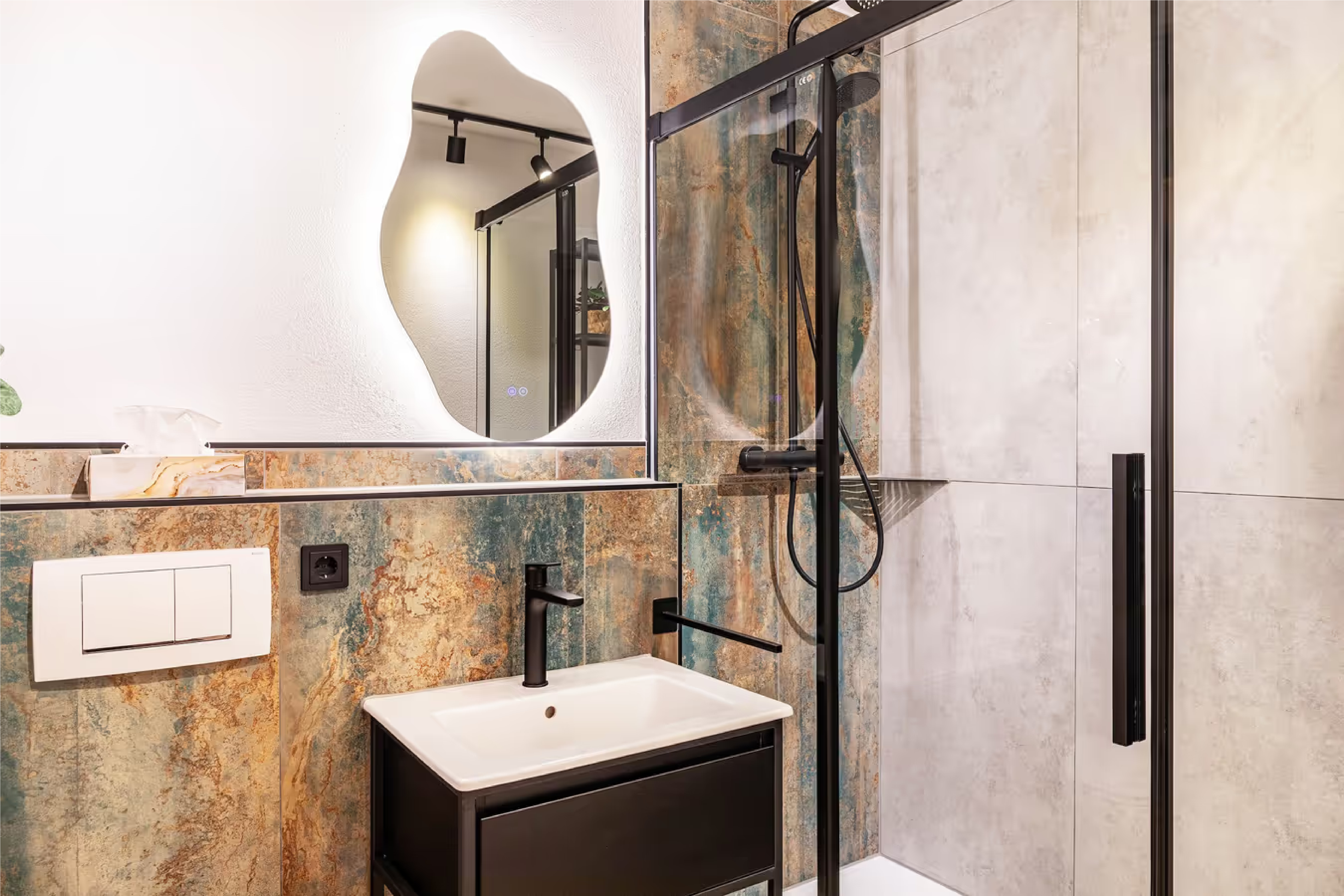Modernes Badezimmer mit Dusche und Waschbecken in der Ammerstube
