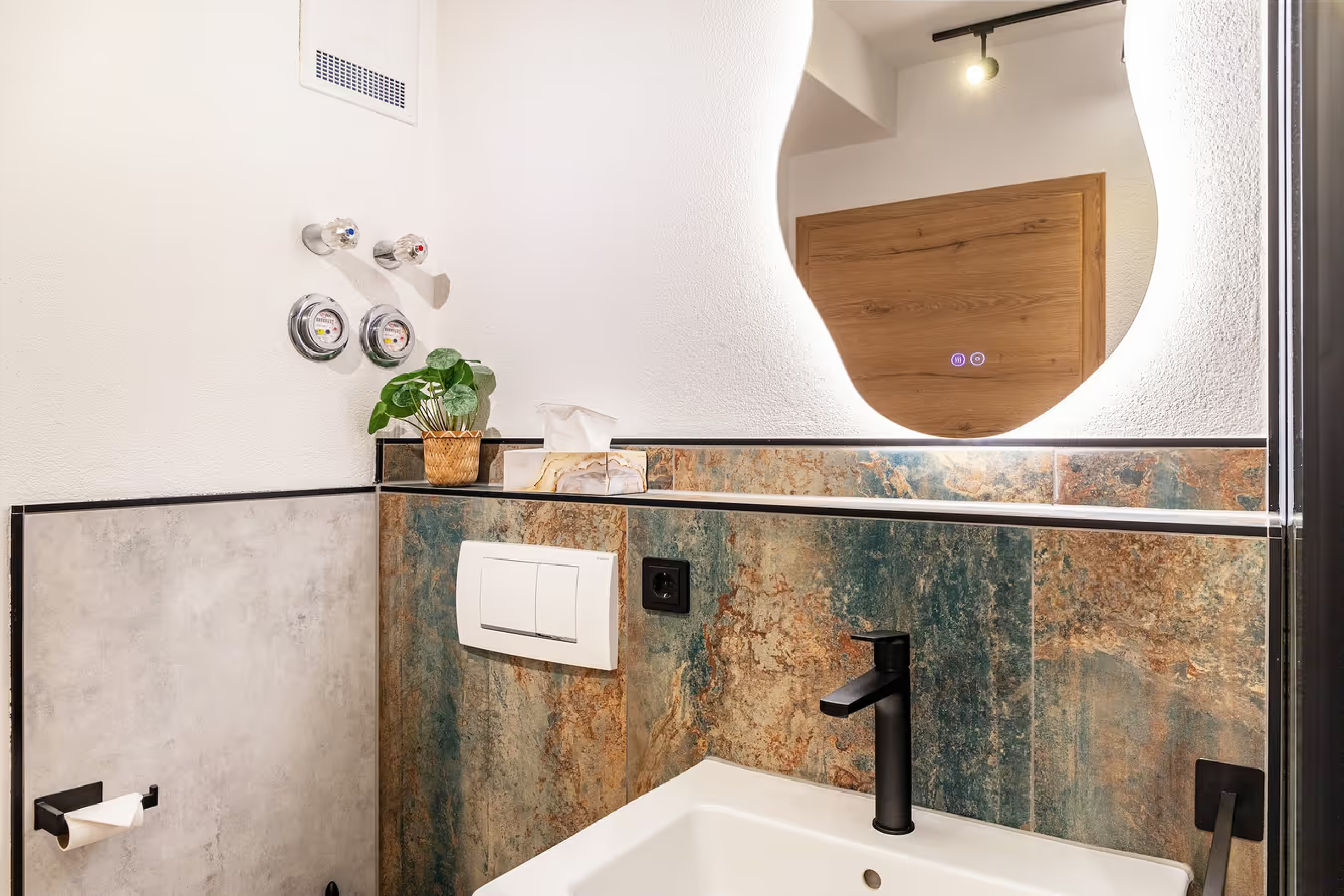 Waschbereich mit Spiegel im Badezimmer der Ammerstube