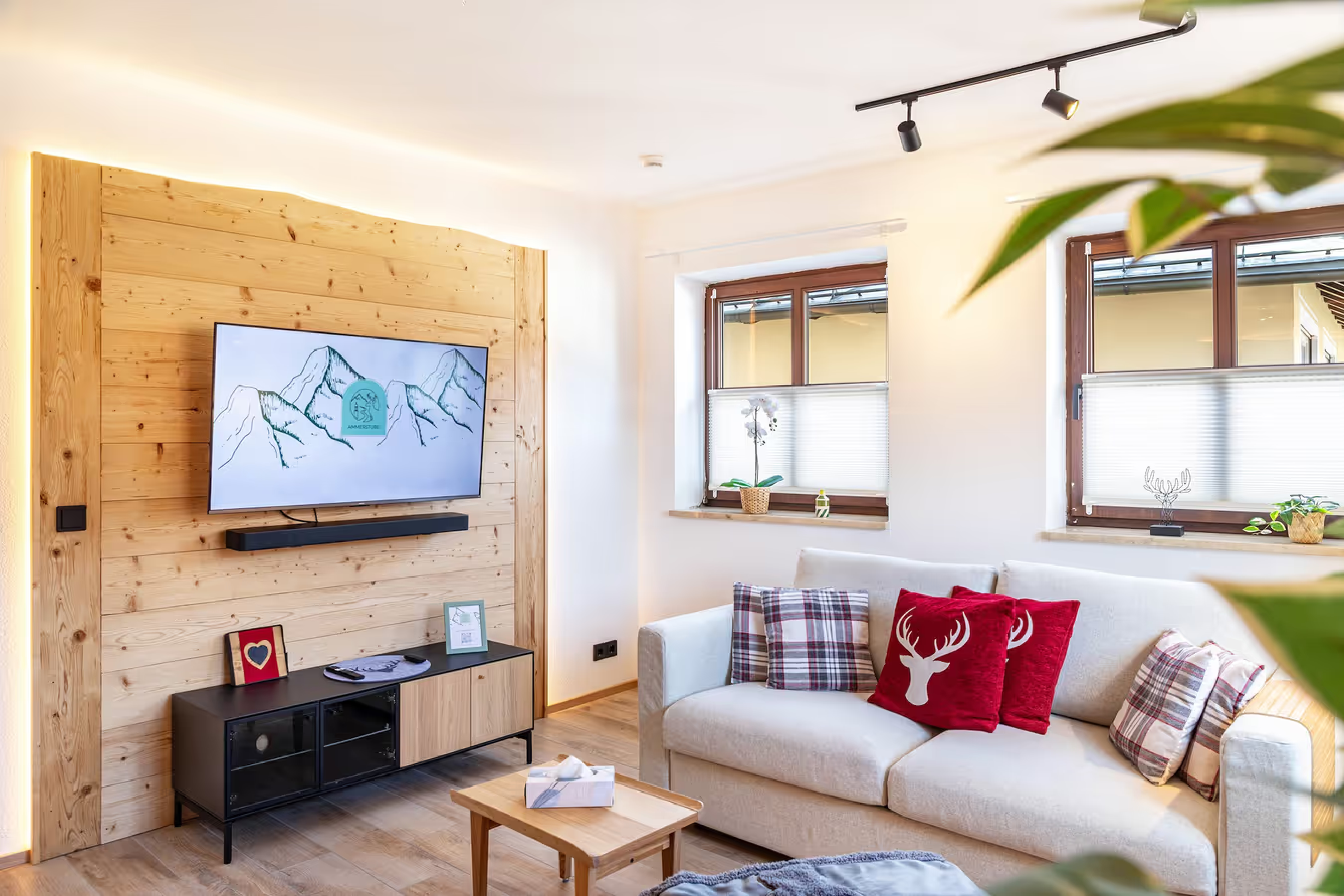 Sitzbereich mit TV-Wand im Wohnzimmer der Ammerstube
