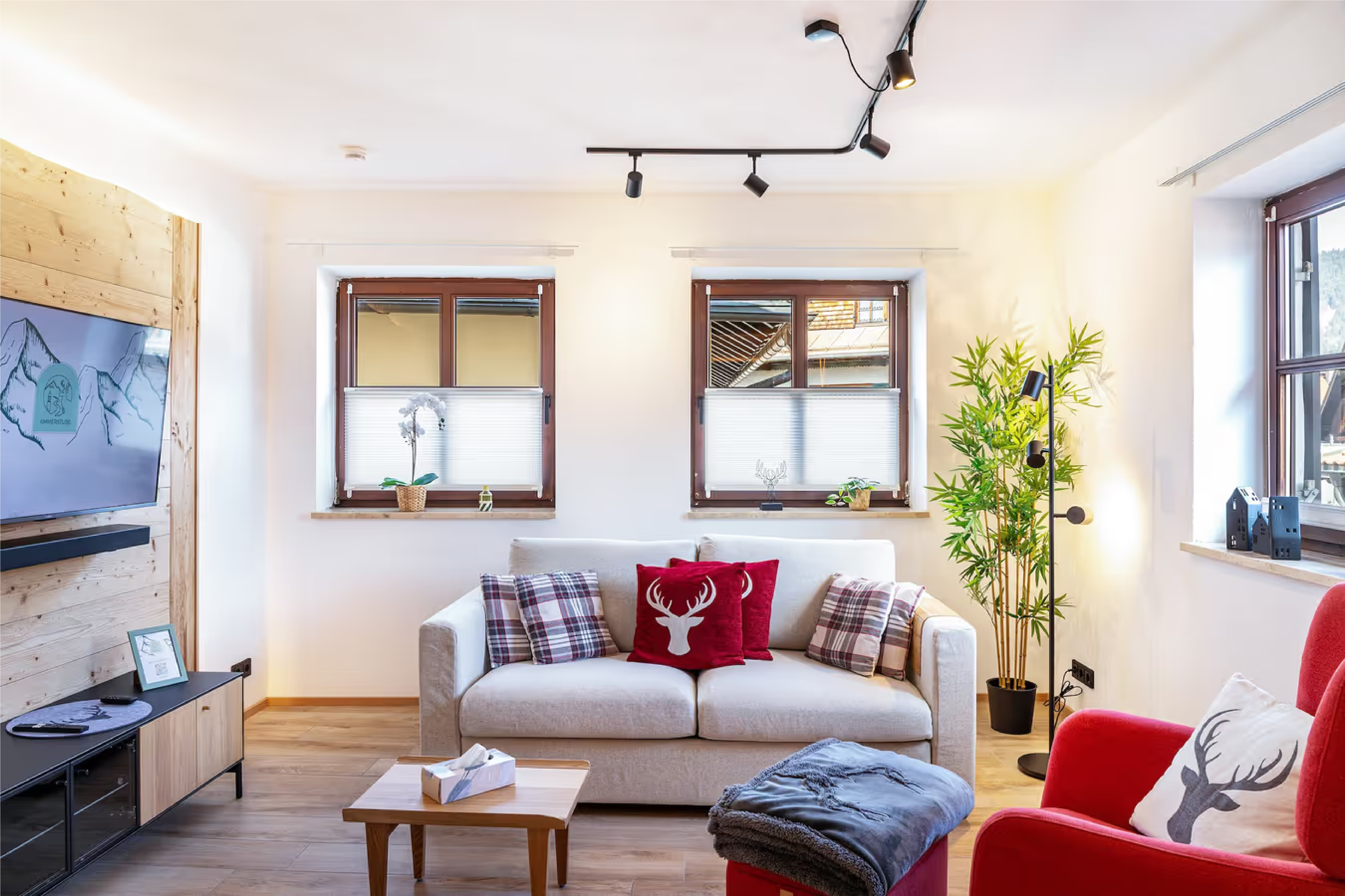 Gemütliche Sofaecke mit Kissen im Wohnbereich der Ammerstube